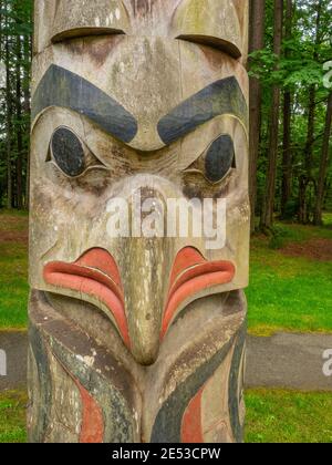 Totempfähle (monumentale Schnitzereien, eine Art Nordwest-Küste Kunst, bestehend aus Pfosten oder Säulen, geschnitzt mit Symbolen oder Figuren. Sie sind U Stockfoto