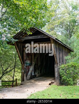 Claremont, North Carolina/USA-6. September 2018: Portrait-Orientierung der Bunker Hill Covered Bridge, einer von nur zwei verbleibenden überdachten Brücken in der Stockfoto