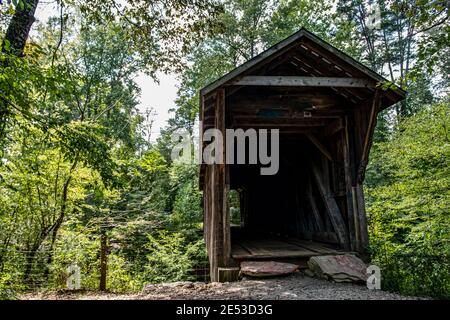 Claremont, North Carolina/USA-6. September 2018: Rückansicht der historischen Bunker Hill Covered Bridge, einer von nur zwei verbleibenden überdachten Brücken im Norden Stockfoto