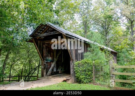 Claremont, North Carolina/USA-6. September 2018: Blick auf die historische Bunker Hill Covered Bridge, eine von nur zwei verbleibenden überdachten Brücken in Nort Stockfoto