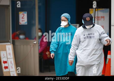 Taoyuan, Taoyuan, Taiwan. Januar 2021. Patienten und medizinisches Personal tragen Schutzkleidung einschließlich Masken im Taoyuan General Hospital, wo seit Mitte Januar eine Gruppe von lokalen Ausbrüchen von Covid-19-Infektionen begonnen hat. Die Stadt Taoyuan hat vor kurzem 5000 Menschen zur Quarantäne verpflichtet und die Tests der Zwangsverwaltung durchlaufen.Sie hat viele Versammlungen, Aktivitäten und Schulen ausgesetzt, um eine Ausweitung der Übertragung zu vermeiden. Quelle: Daniel Ceng Shou-Yi/ZUMA Wire/Alamy Live News Stockfoto