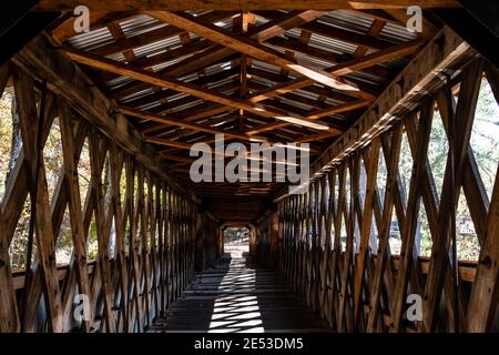 Bethel, Alabama/USA - Nov 10, 2018: Blick auf das Innere der Clarkson-Legg-Brücke, die das Stadtgitter-Truss-Design enthüllt. Stockfoto