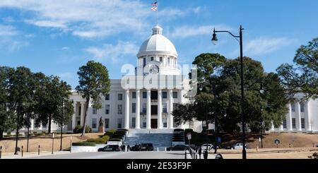 Montgomery, Alabama/ USA - 20. Januar 2018: Webbanner-Bild des Alabama State Capital Gebäudes mit der Polizei davor. Stockfoto