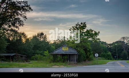 Montgomery County, Alabama/USA-19. Juli 2020: Verlassene und vergessene Arcade-Gebäude auf der State Route 331 im ländlichen Montgomery County in der Abenddämmerung auf einem Stockfoto