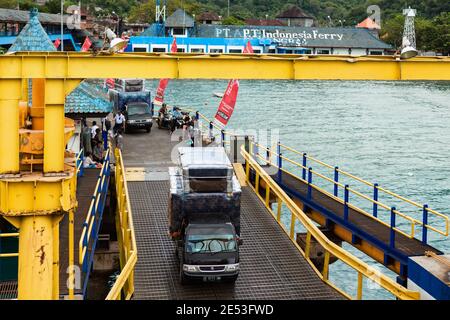 Padang Bay, Bali Insel, Indonesien - 6. Juli 2017: LKW laden auf die Fähre zwischen Bali, Lombok, Nusa Penida. Seeverkehr in Indonesien Stockfoto