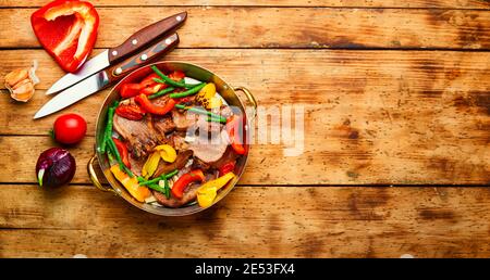 Appetitlich gekochte Rindfleisch Zunge mit Paprika.Platz für Text Stockfoto