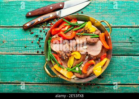 Gekochte Rindfleischzunge mit Paprika.geschnittene Rindfleischzunge Stockfoto