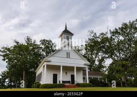 Montgomery, Alabama/USA -21. Juli 2020: Providence Presbyterian Church, Vorderansicht. Dies ist eine kleine historische Landkirche, die 1828 gegründet wurde. Stockfoto