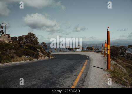 Bergblick am Anfang des Razorback Wandertrailhead zum Mount Feathertop. Von der Straße in der Nähe des Mount Hotham Summit Area. Stockfoto