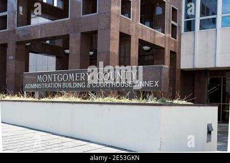 Montgomery, Alabama, USA - 20. Januar 2018: Illustrative redaktionelle Aufnahme des Schildes vor dem Montgomery County Administration Building & Cour Stockfoto