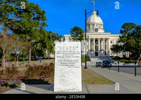 Montgomery, Alabama, USA - 28. Januar 2017: Gedenkstein für die Selma-Montgomery-Stimmrechte marschieren mit dem Alabama State Capitol im Bac Stockfoto