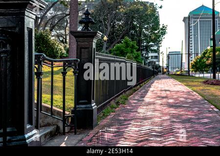 Montgomery, Alabama, USA - 18. März 2017: Bürgersteig entlang der Monroe Street am Fuß des Capitol Hill mit RSA Tower im Hintergrund sichtbar. Stockfoto