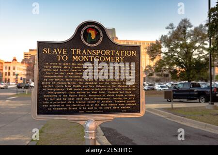 Montgomery, Alabama, USA - 18. März 2017: Historische Gedenktafel zum Gedenken an den Sklavenhandel im 19. Jahrhundert. Stockfoto