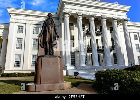 Montgomery, Alabama, USA - 28. Januar 2017: Statue von Jefferson Davis, Präsident der Konföderierten Staaten von Amerika, prominente vor Stockfoto