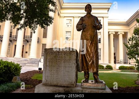 Montgomery, Alabama/USA-25. September 2017: Statue auf dem Rasen der Alabama-Hauptstadt von John Allan Wyeth, einem konföderierten Veteranen und Chirurgen. Er gründete die Stockfoto