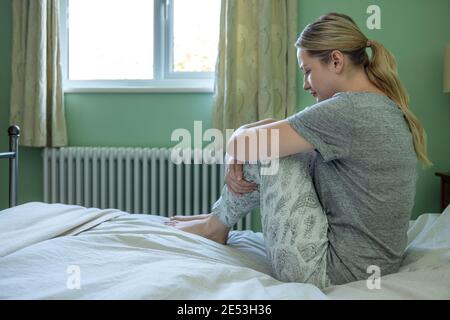 Unglückliche Frau Leiden Mit Depression Sitzen Auf Dem Bett Tragen Pyjamas Stockfoto