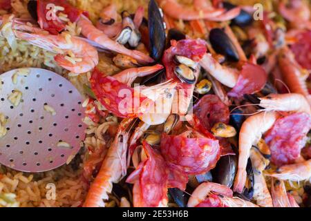 Nahaufnahme Von Köstlichen Meeresfrüchte Paella In Pfanne Mit Servieren Löffel Stockfoto