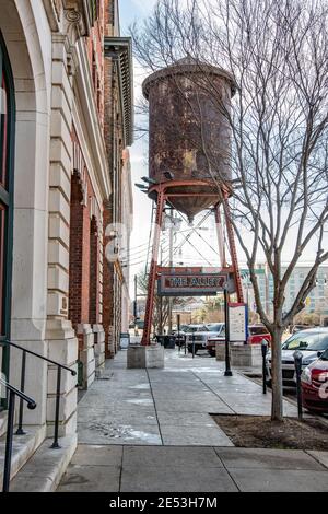 Montgomery, Alabama/USA-20. Januar 2018: Wasserturm außerhalb der Alley im Unterhaltungsviertel von Montgomery. Stockfoto