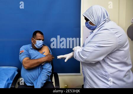 24. Januar 2021: Ismailia, Ägypten. 24. Januar 2021. Medizinisches Personal erhält den von China hergestellten Sinopharm Covid-19-Impfstoff im Abu Khalifa-Krankenhaus in der ägyptischen nordöstlichen Stadt Ismailia. Die Impfkampagne hat im Land begonnen und richtet sich an erste Mitarbeiter im Gesundheitswesen in 40 Krankenhäusern, die Covid-19-Patienten im ganzen Land isolieren und behandeln. Nach Angaben der ägyptischen Behörden hat Ägypten auch den Kauf von Millionen von Dosen der Pfizer / BioNTech und der AstraZeneca Impfstoffe Kredit: Sayed Jaafar / IMAGESLIVE / ZUMA Wire / Alamy Live News Stockfoto