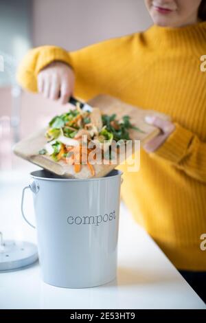 Nahaufnahme von Frau Herstellung von Kompost aus pflanzlichen Resten in der Küche Stockfoto