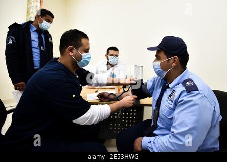 24. Januar 2021: Ismailia, Ägypten. 24. Januar 2021. Medizinisches Personal erhält den von China hergestellten Sinopharm Covid-19-Impfstoff im Abu Khalifa-Krankenhaus in der ägyptischen nordöstlichen Stadt Ismailia. Die Impfkampagne hat im Land begonnen und richtet sich an erste Mitarbeiter im Gesundheitswesen in 40 Krankenhäusern, die Covid-19-Patienten im ganzen Land isolieren und behandeln. Nach Angaben der ägyptischen Behörden hat Ägypten auch den Kauf von Millionen von Dosen der Pfizer / BioNTech und der AstraZeneca Impfstoffe Kredit: Sayed Jaafar / IMAGESLIVE / ZUMA Wire / Alamy Live News Stockfoto