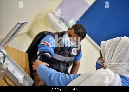 24. Januar 2021: Ismailia, Ägypten. 24. Januar 2021. Medizinisches Personal erhält den von China hergestellten Sinopharm Covid-19-Impfstoff im Abu Khalifa-Krankenhaus in der ägyptischen nordöstlichen Stadt Ismailia. Die Impfkampagne hat im Land begonnen und richtet sich an erste Mitarbeiter im Gesundheitswesen in 40 Krankenhäusern, die Covid-19-Patienten im ganzen Land isolieren und behandeln. Nach Angaben der ägyptischen Behörden hat Ägypten auch den Kauf von Millionen von Dosen der Pfizer / BioNTech und der AstraZeneca Impfstoffe Kredit: Sayed Jaafar / IMAGESLIVE / ZUMA Wire / Alamy Live News Stockfoto