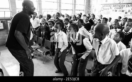 JOHANNESBURG, SÜDAFRIKA - 05. Jan 2021: Soweto, Südafrika - 26 2011. Oktober: Junge afrikanische Kinder und Lehrer im Primary School Classroom Stockfoto