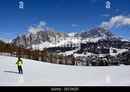 Skifahrer auf den Pisten in Cortina D'Ampezzo mit Monte Cristallo Im Hintergrund Stockfoto