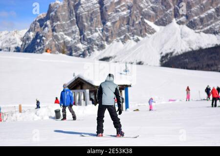 Snowboarder auf den winterverschneiten Pisten Stockfoto