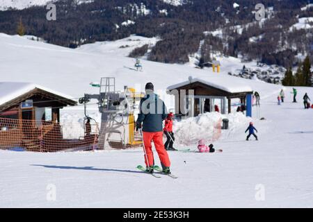 Ein schöner Tag Skifahren auf den Pisten Stockfoto