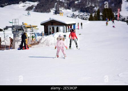 Kinder Ski glücklich auf den verschneiten Pisten Stockfoto