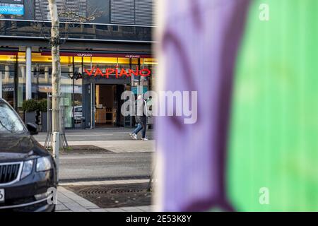 Vapiano Restaurant akzeptiert Take-away-Kunden nur wegen Coronavirus Pandemie Stockfoto