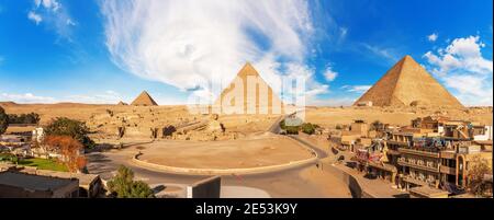 Gizeh Panorama mit der Großen Sphinx in der Nähe der Pyramiden in Ägypten Stockfoto