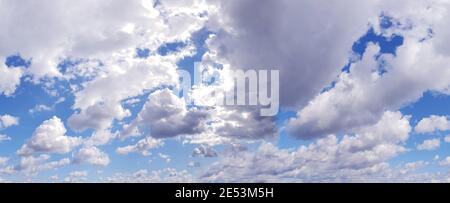 Himmelspanorama mit Wolken, als gleichloser Hintergrund Stockfoto