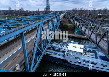 Der Rhein-Herne-Kanal in Oberhausen, Bus- und Straßenbahnbrücke, Kanalschiff, Frachter, NRW, Deutschland, Stockfoto