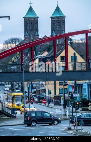 Ehemalige Eisenbahnbrücke, über die Helenenstraße, in Essen Altendorf, Teil des RS1-Radweges, Marienkirche, Essen, NRW, Deutschland Stockfoto