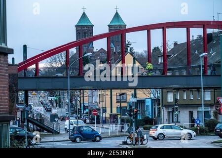 Ehemalige Eisenbahnbrücke, über die Helenenstraße, in Essen Altendorf, Teil des RS1-Radweges, Marienkirche, Essen, NRW, Deutschland Stockfoto