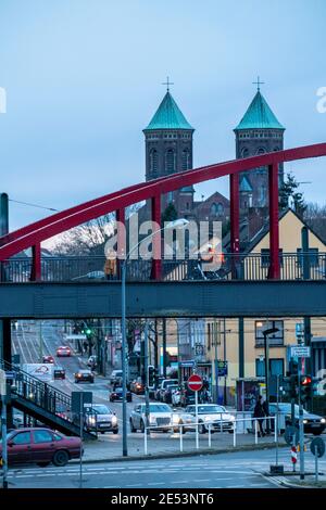 Ehemalige Eisenbahnbrücke, über die Helenenstraße, in Essen Altendorf, Teil des RS1-Radweges, Marienkirche, Essen, NRW, Deutschland Stockfoto