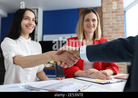 Nahaufnahme erfolgreicher Geschäftsleute Handshake im Büro Stockfoto