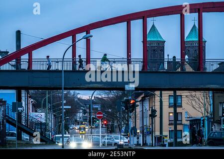 Ehemalige Eisenbahnbrücke, über die Helenenstraße, in Essen Altendorf, Teil des RS1-Radweges, Marienkirche, Essen, NRW, Deutschland Stockfoto