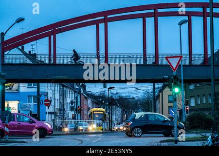 Ehemalige Eisenbahnbrücke, über die Helenenstraße, in Essen Altendorf, Teil der RS1-Radroute, Essen, NRW, Deutschland Stockfoto