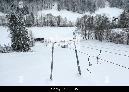 25. Januar 2021, Baden-Württemberg, Kreuzthal: Der Skilift in Kreuzthal auf bayerischer Seite steht still. Der Liftbetreiber Rudi Holzberger verklagt nun den Freistaat Bayern. (Aufnahme mit Drohne) Foto: Felix Kästle/dpa Stockfoto