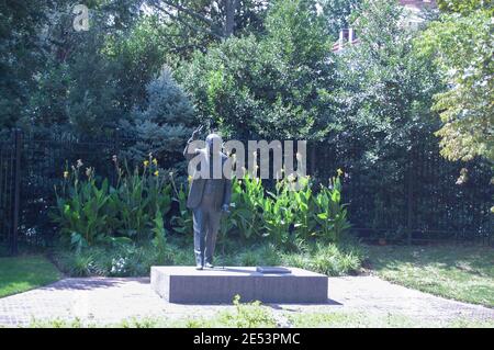 Statue von Winston Churchill in der britischen Botschaft in George Town Washington DC, alte, wartende Wellensockel Gärten im Pflanzenstil Gartenzaun Stockfoto