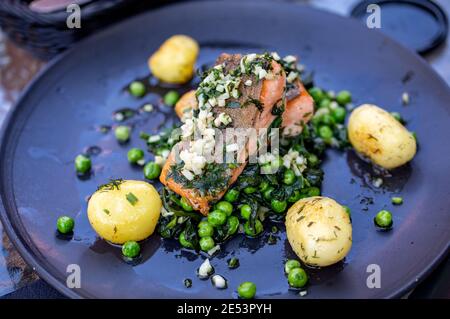 Lachsfilet mit grünen Erbsen und Spinat Stockfoto