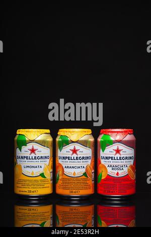 Prag, Tschechische Republik - 24. Januar 2021: San Pellegrino Obst Mineralwasser auf schwarzem Hintergrund. S.Pellegrino wurde 18 in Bergamo, Italien gegründet Stockfoto