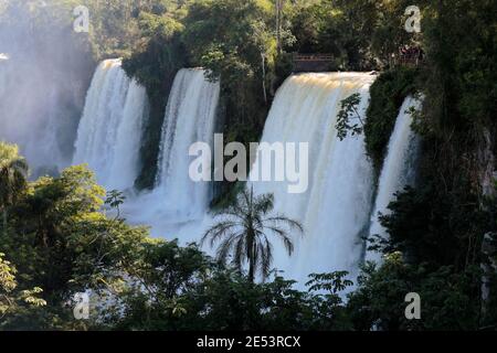 Besucher auf einem Gehweg mit Blick auf die Spitze der Wasserfälle, am Nachmittag, Iguacu Falls, Misiones, Argentinien 21 Jan 2016 Stockfoto