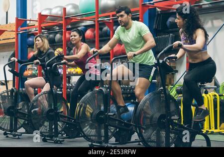 Die Sportler tun Air Bike indoor Stockfoto