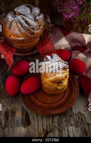 Osterkuchen Kraffin. Kraffine mit Rosinen, kandierten Früchten und Mohn, mit Puderzucker bestreut. Nahaufnahme von hausgemachtem Kuchen. Cruffin. Stockfoto