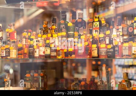 Hunderte von kleinen Flaschen auf dem Display hinter Glas Stockfoto