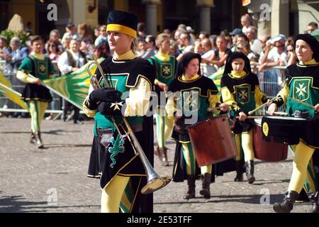 Asti, Piemont, Italien -09/20/2015- Palio ist ein traditionelles Fest mittelalterlicher Herkunft und Ausstellung von Flaggenwerfern, historische Prozession Stockfoto